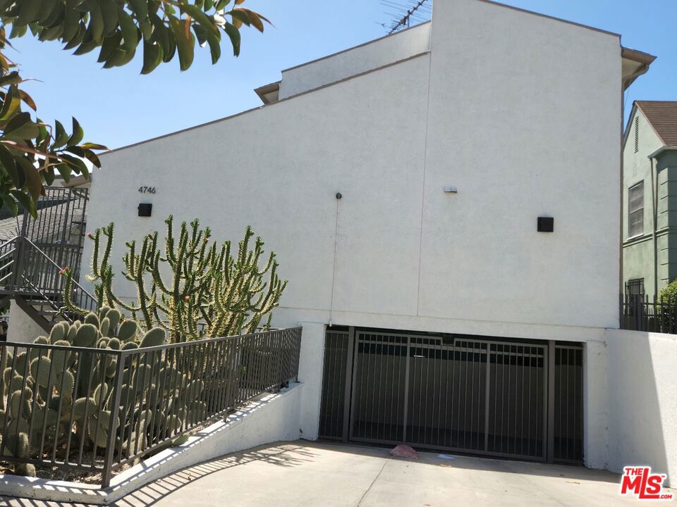 A very comfortable townhouse to live in Hancock Park Wilshire area. Living room, bathroom and dining room on the first floor and 2 bedroom and 1 bathroom on the second floor. the floor is bamboo, parking is side by side for 2 cars.