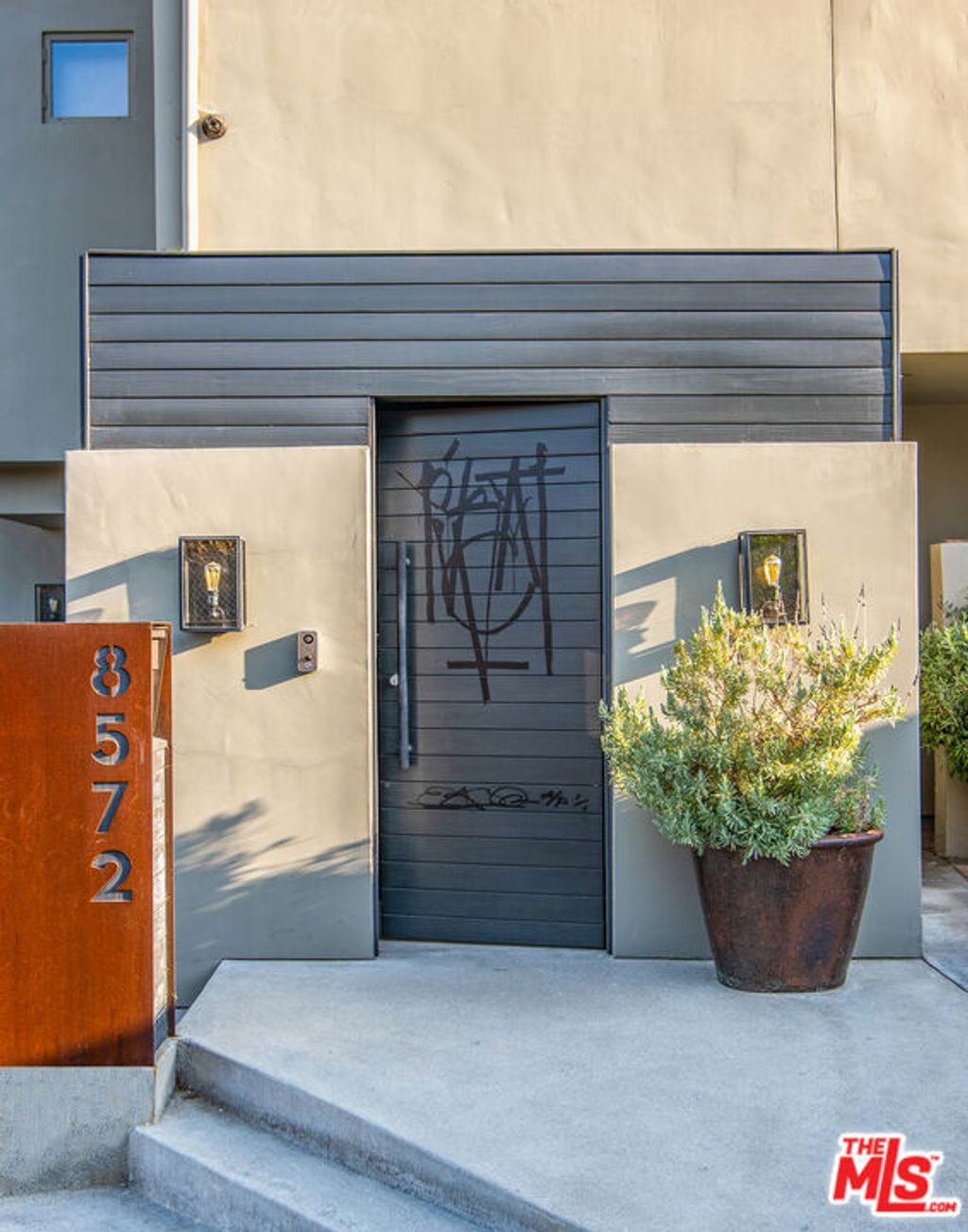 Photo of 8572 Hillside Avenue, Los Angeles, CA 90069 (MLS # 25534391)