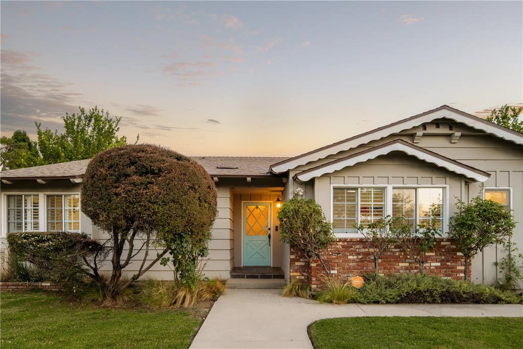 Photo of 23642 Oxnard ST, Woodland Hills, CA 91367 (MLS # SR26153777)