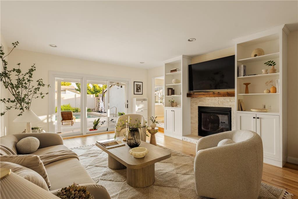 Photo of 23642 Oxnard ST, Woodland Hills, CA 91367 (MLS # SR26153777)