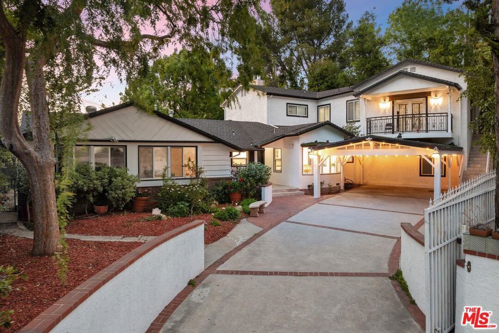 Photo of 3601 Dellvale Place, Encino, CA 91436 (MLS # 26658439)