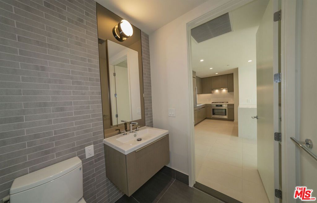 Photo of 889 Francisco Street #1501, Los Angeles, CA 90017 (MLS # 25574415)