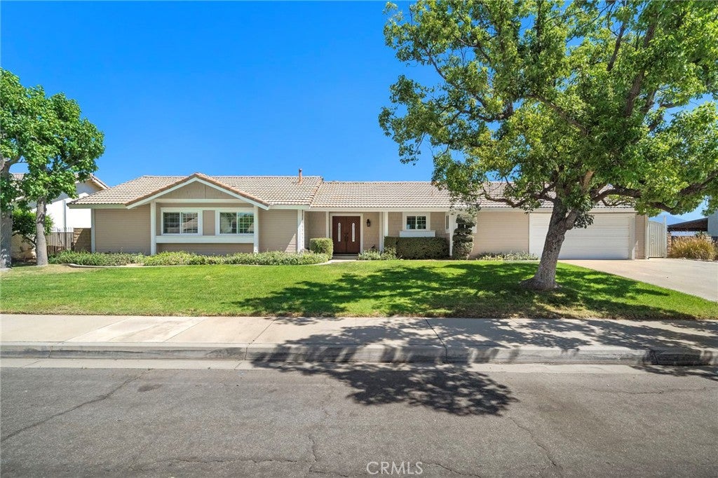 2437 N Sycamore