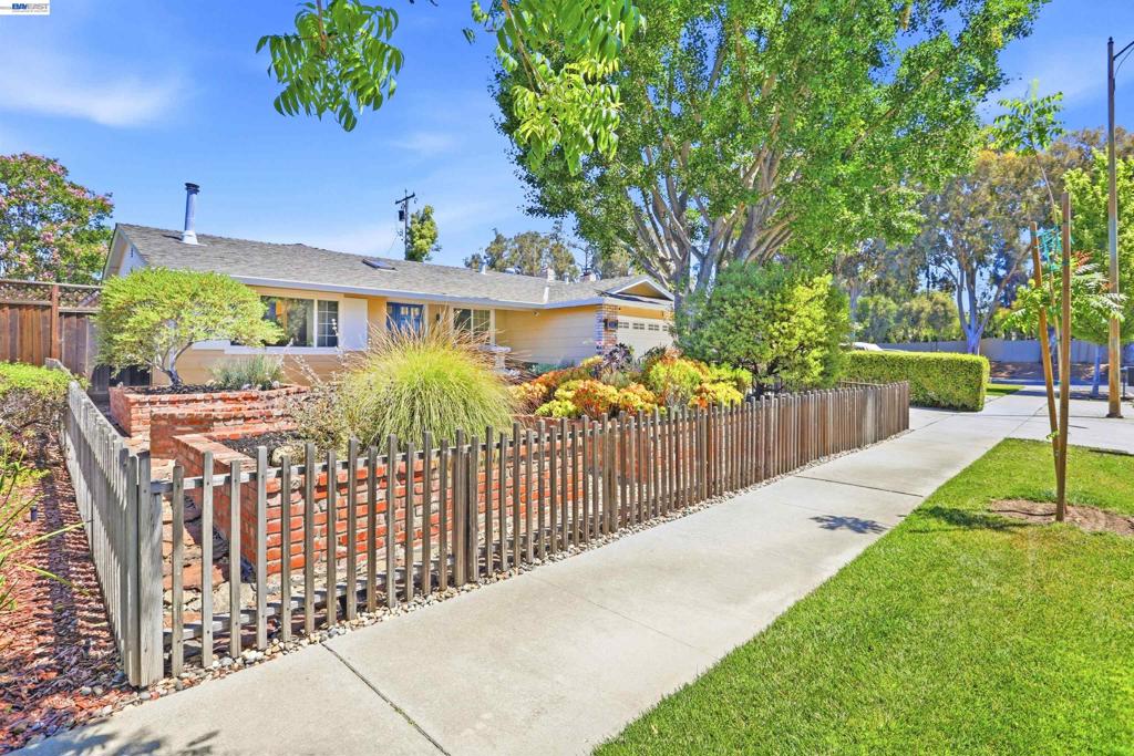 1109 Lynhurst Way