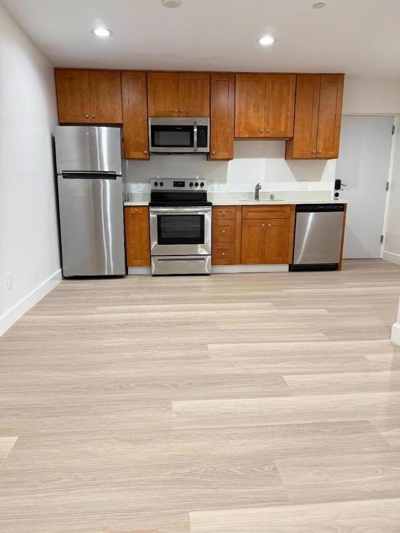 Living in a vibrant downtown area with walk to diverse range of restaurants, various grocery stores, convenient public transportation, easy access to 101, 280 freeway.