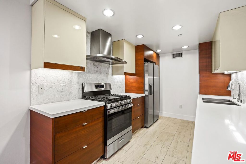 Properties 2 220 E Broadway 205