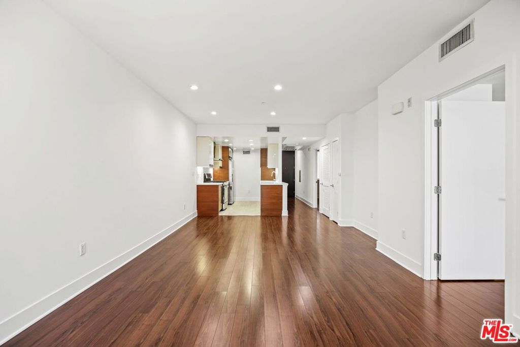 Properties 4 220 E Broadway 205