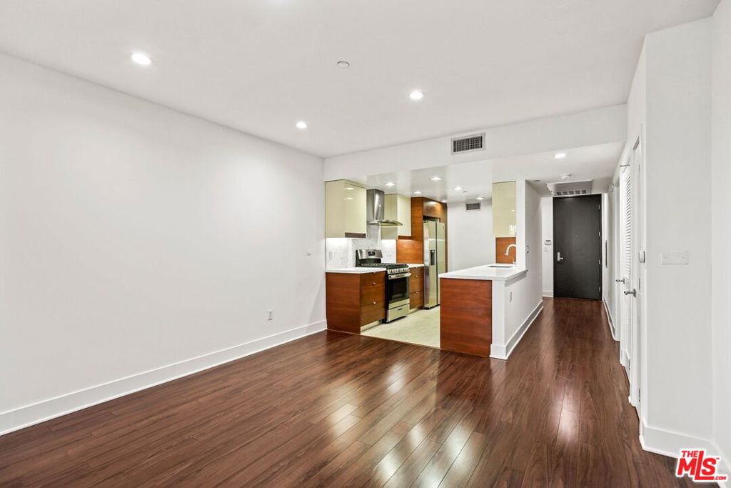 Properties 3 220 E Broadway 205