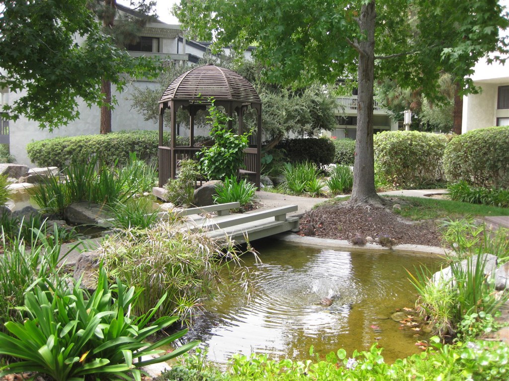 END TRI/LEVEL UNIT WITH WOOD BURNING FIREPLACE, UPGRADED KITCHEN WITH GRANITE COUNTERTOPS, INDUCTION RANGE, CONVECTION DOUBLE WALL OVEN. NEWER WATER FILTRATION SYSTEM, UPRADED BATHS, TWO SKYLIGHTS, ATTACHED GARAGE. CLOSE TO MAJOR SHOPPING, MOVIE THEATER, UCSD Neighborhoods: THE WOODLANDS Equipment: Dryer,Garage Door Opener, Range/Oven, Washer, Water Filtration Other Fees: 0 Sewer: Sewer Connected Topography: LL