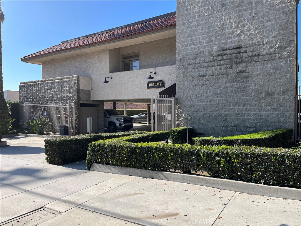 This suite has 712 square feet available with one private office and an open working area. It has a balcony that overlooks Monrovia. The building has been recently updated with remodeled common area restrooms and has a common area kitchenette. There is parking below the building with 2 spaces as well as a guest parking space. Additional street parking is also available.
The property is located one block above Old Town Monrovia. Walking Distance to Old Town Restaurants, Shopping, Banks and Post Office.