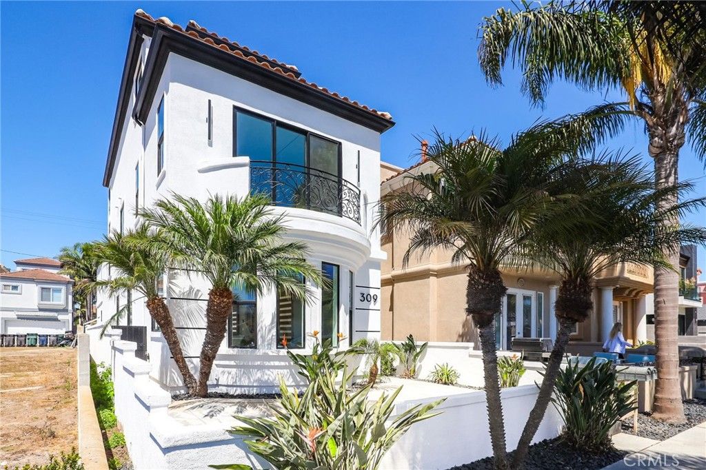 Photo of 309 8th Street, Huntington Beach, CA 92648 (MLS # OC25196392)