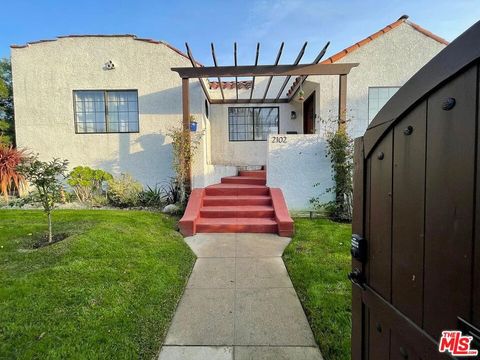 Photo of 2102 S Harcourt Avenue, Los Angeles, CA 90016 (MLS # 26824109)