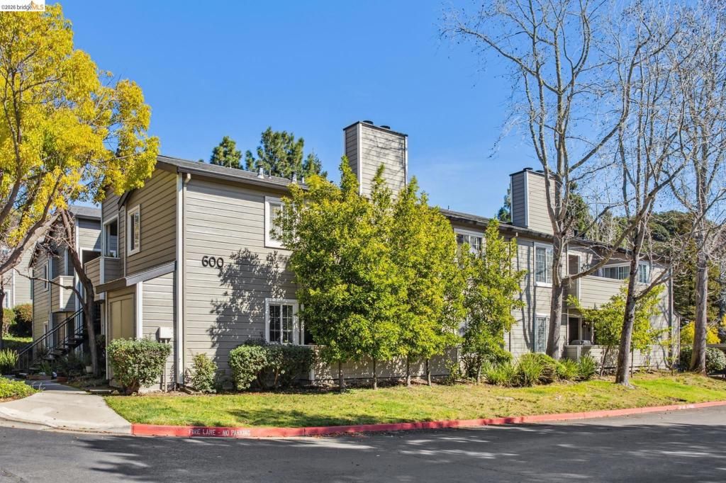 Photo of 600 Canyon Oaks Drive #F, Oakland, CA 94605 (MLS # 41127423)