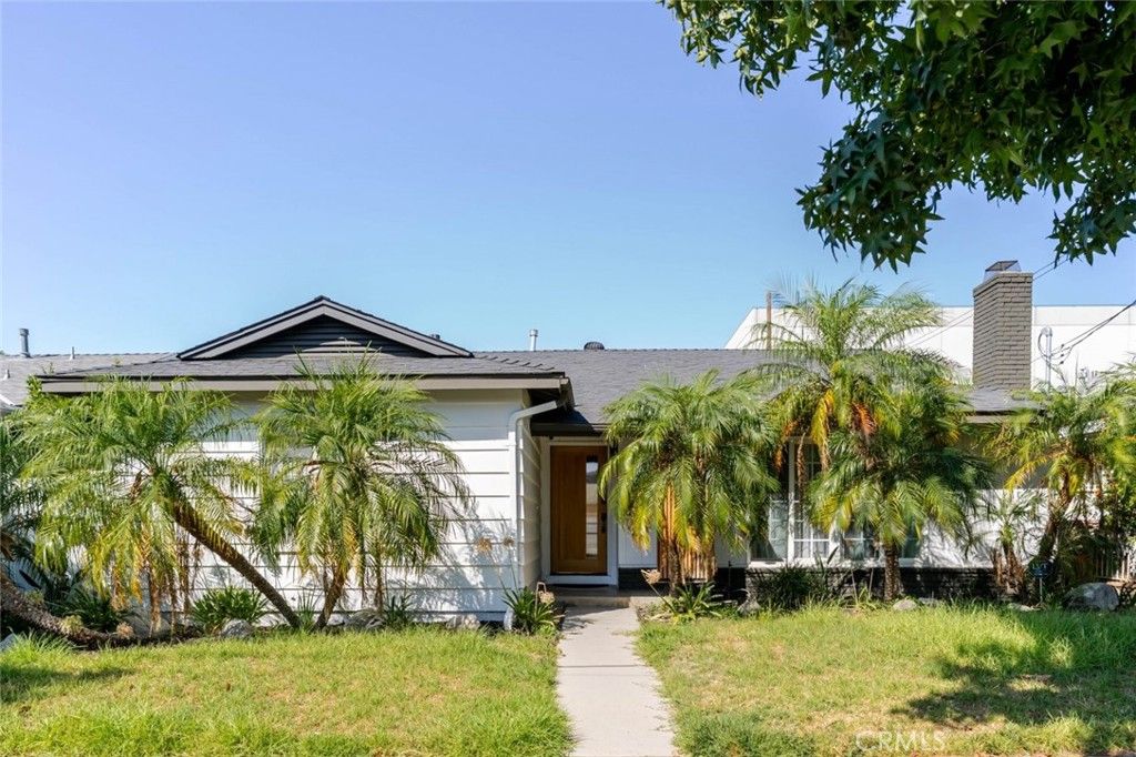 Photo of 7459 Sylmar Avenue, Van Nuys, CA 91405 (MLS # SR25223458)