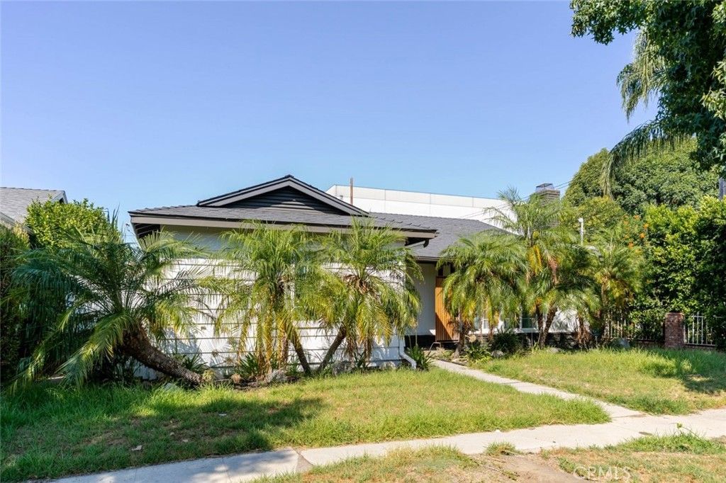 Photo of 7459 Sylmar Avenue, Van Nuys, CA 91405 (MLS # SR25223458)