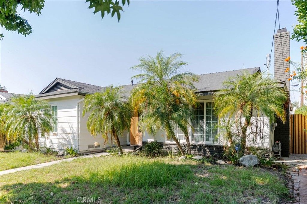 Photo of 7459 Sylmar Avenue, Van Nuys, CA 91405 (MLS # SR25223458)