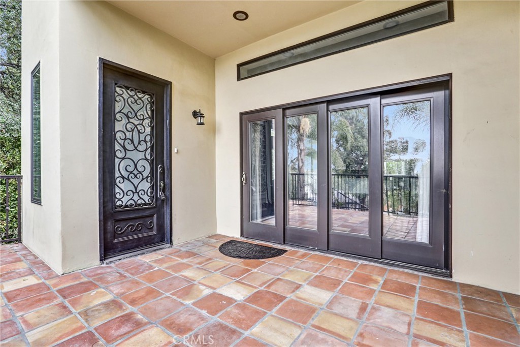 22202 Avenue San Luis