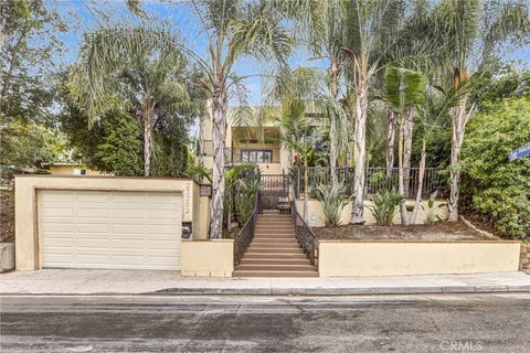Photo of 22202 Avenue San Luis, Woodland Hills, CA 91364 (MLS # SR25269016)