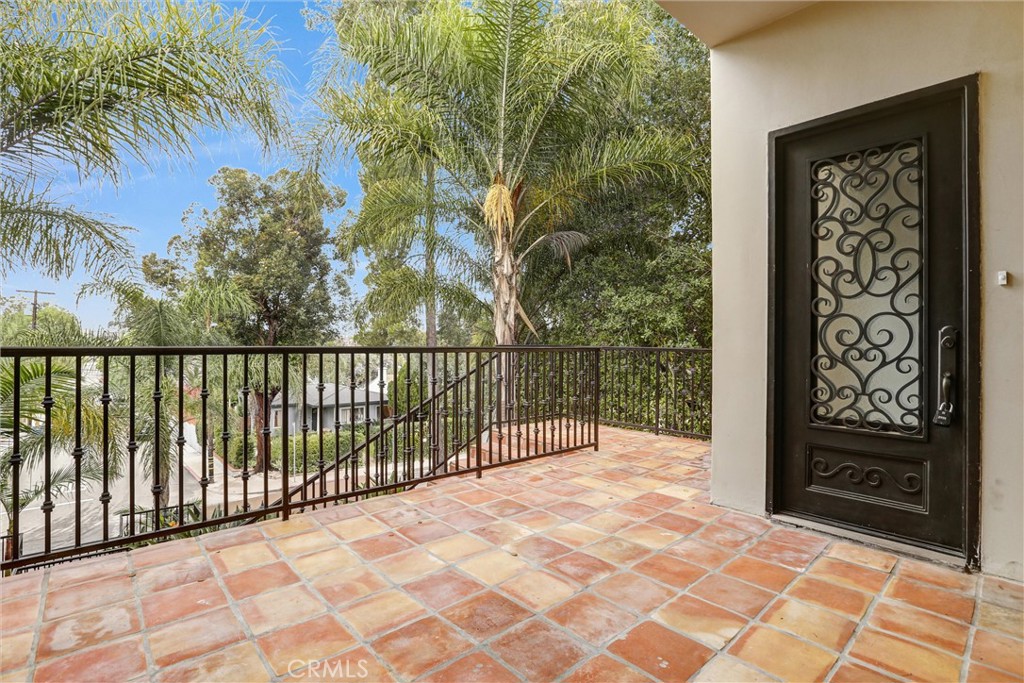 22202 Avenue San Luis