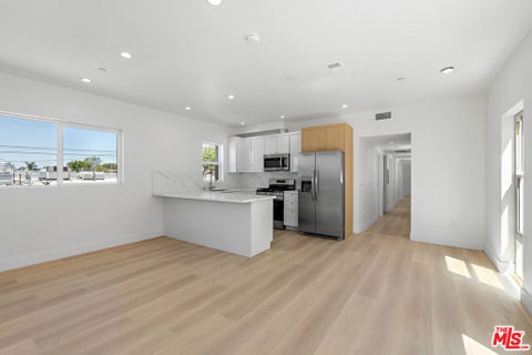 Photo of 10965 Calvert ST, North Hollywood, CA 91606 (MLS # 26990705)