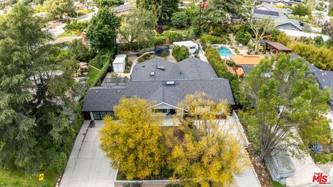 Photo of 1865 El Monte Drive, Thousand Oaks, CA 91362 (MLS # 26833771)