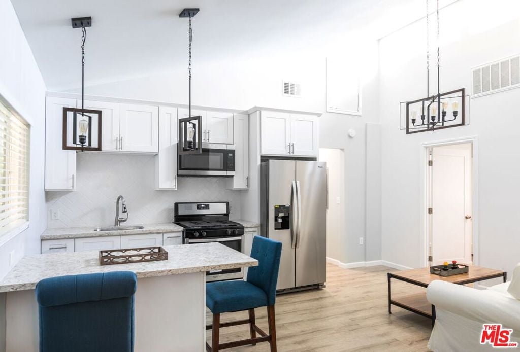 1273 W 36th Place