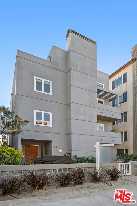 Photo of 20 Quarterdeck Street, Marina Del Rey, CA 90292 (MLS # 26634711)
