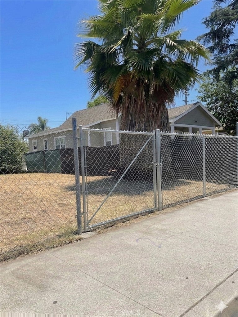 348 N Palomares