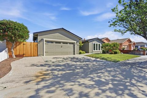 Photo of 1660 Monte Vista Drive, Hollister, CA 95023 (MLS # ML82043003)