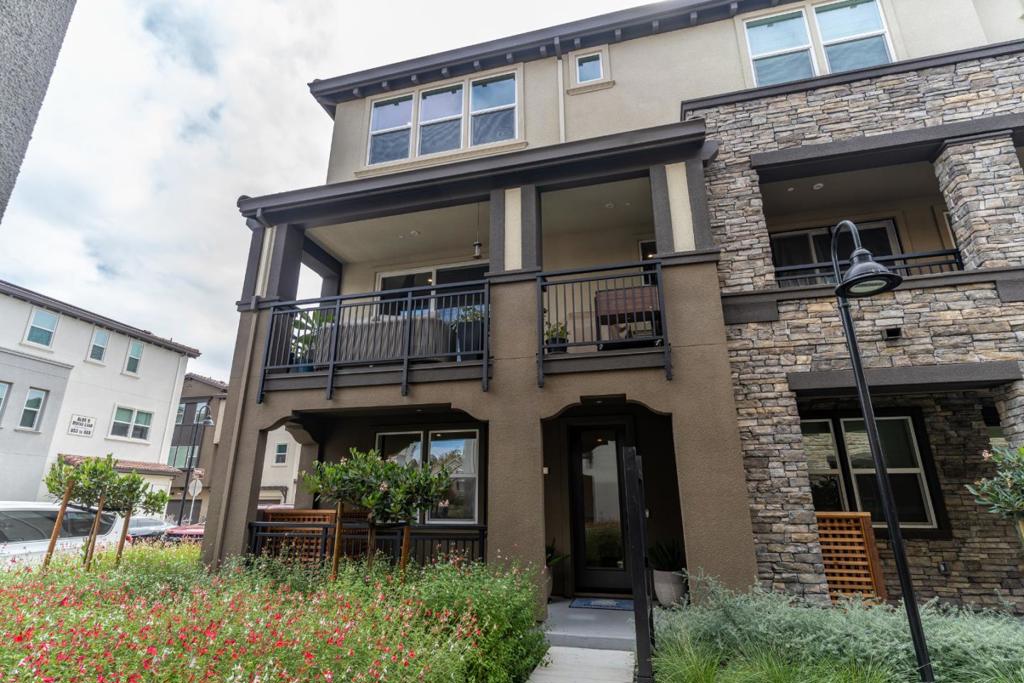 935 Loyola Lane