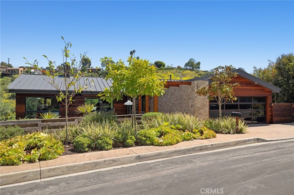 Photo of 1435 Cerritos Drive, Laguna Beach, CA 92651 (MLS # LG26011871)