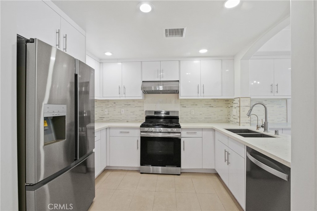 LUXURY MEETS SPACE AT THE NEW GARDEN HOME COMMUNITY IN LONG BEACH! 2 HUGE BEDROOMS + 3 BATHROOMS + LAUNDRY ROOM WITH FULL SIZE WASHER & DRYER AND SINK + DEDICATED DRINK/COFFEE BAR + HUGE PATIO + 2 SIDE BY SIDE PARKING SPACES. Beautiful spacious home with tons of natural light, modern finishes. Modern white-finish kitchen has stainless steel appliances, breakfast bar for barstool seating. Both bedrooms have en-suite huge bathrooms and dual oversized closets. Entry to home features a half bathroom. Central Air and Heat. Smart front door lock. New custom fixtures.
Garden Home Condo Community offers guest parking, Gym/Fitness Room, Lush Garden Courtyard, Bike Storage, Lobby Seating Area and is pet friendly.
10 blocks away from everything! Beach, boardwalk, restaurants, museums, grocery stores, shopping, freeways & entertainment, downtown, The Promenade District, farmers markets, Grand Prix, The Pike, Nike, H & M outlets, marina, Queen Mary, jet skis, boat rentals, paddle boarding, Pine Ave, Belmont Shore!