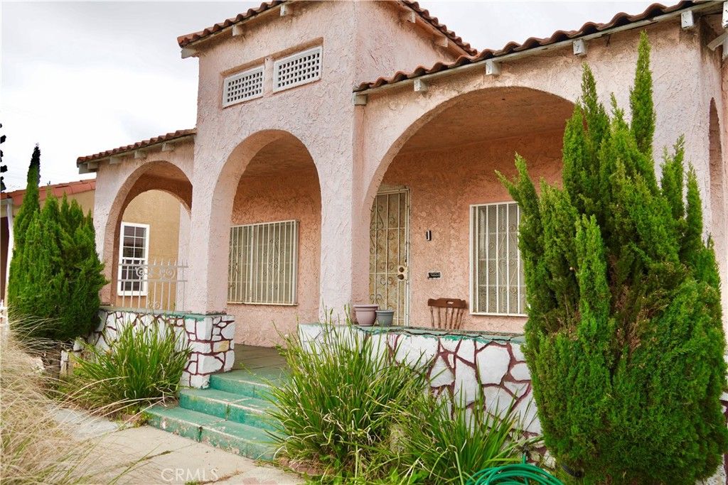 Photo of 837 W 103rd Street, Los Angeles, CA 90044 (MLS # SB25101674)