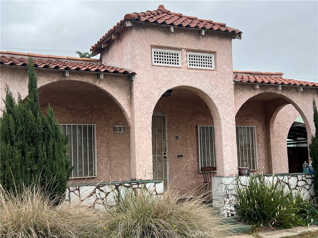 Photo of 837 W 103rd Street, Los Angeles, CA 90044 (MLS # SB25101674)