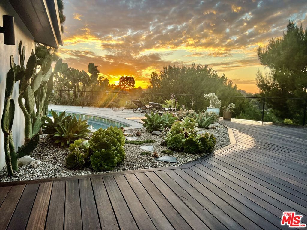 Photo of 2652 Byron Place, Los Angeles, CA 90046 (MLS # 25586143)