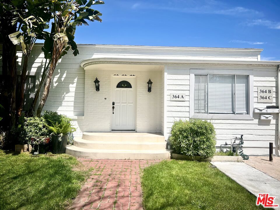 Cute cozy studio in West Hollywood! Specially features kitchenette with stove, oven, and fridge, and access to a shared backyard. This gem is located minutes away from all of West Hollywoods trendiest restaurants, shops, Beverly Center and Cedar Sinai Hospital, this unit will not last!