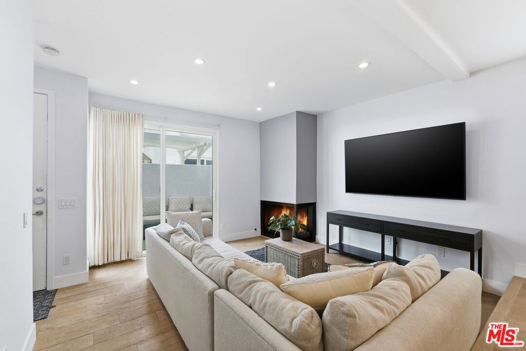 Photo of 910 19th Street #101, Santa Monica, CA 90403 (MLS # 26643669)