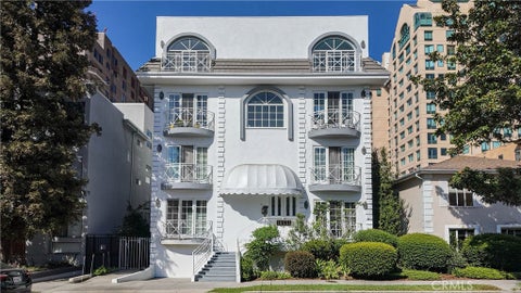 Photo of 10531 Ashton Ave AVE #201, Los Angeles, CA 90024 (MLS # OC26228150)