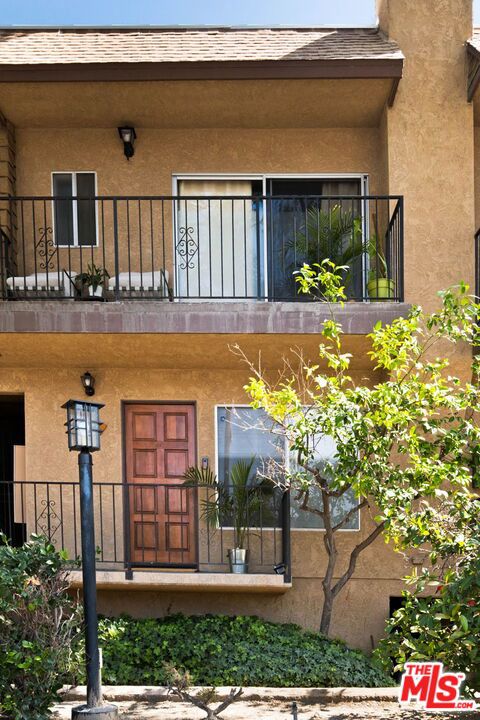 1906 W Victory Boulevard 9