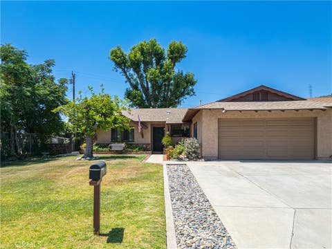 Photo of 1047 Bradford DR, Glendora, CA 91740 (MLS # AR26104021)