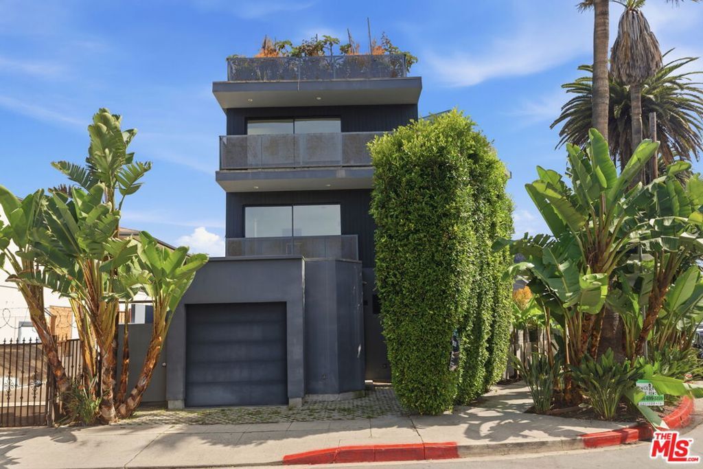 Photo of 407 Rialto Avenue, Venice, CA 90291 (MLS # 26664939)