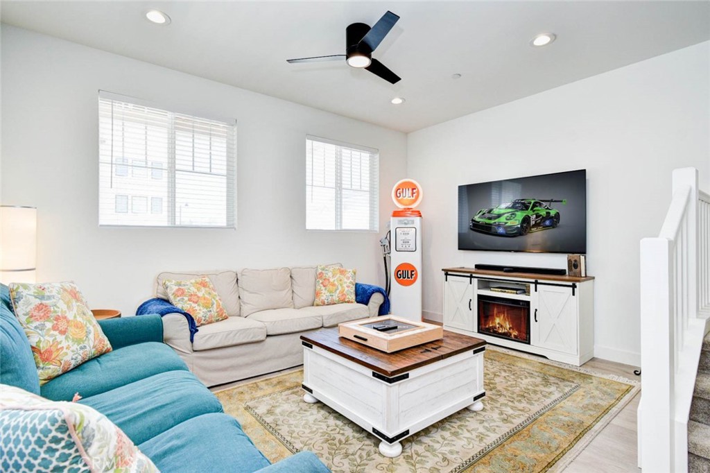 1053 Tiburon Way
