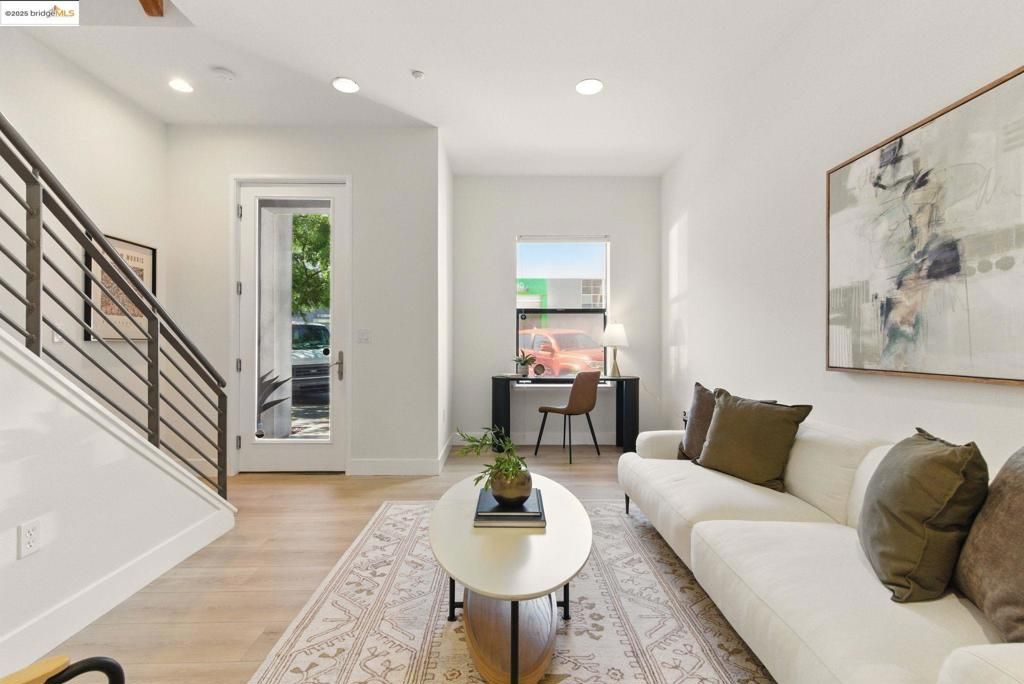 listing image 130724554620280434433