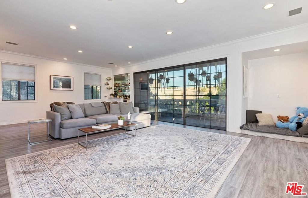 403 N Palm Drive 3