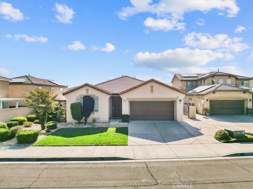 SINGLE STORY STUNNER!
This home is spacious and clean ready for a new owner to make it home. It is located close to shopping and local schools. This beautiful community offers so many amenities and the grounds are impeccable. The large flat backyard is a blank space for plans for a garden, or pool to make it an entertainers dream. With a beautiful Mountain View backdrop this is a must see!