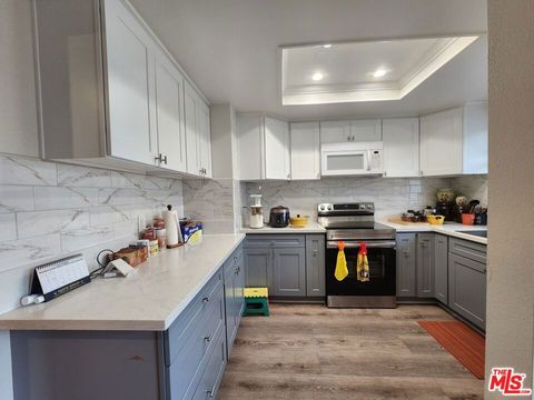 Photo of 601 S Van Ness Avenue #4, Los Angeles, CA 90005 (MLS # 26670703)