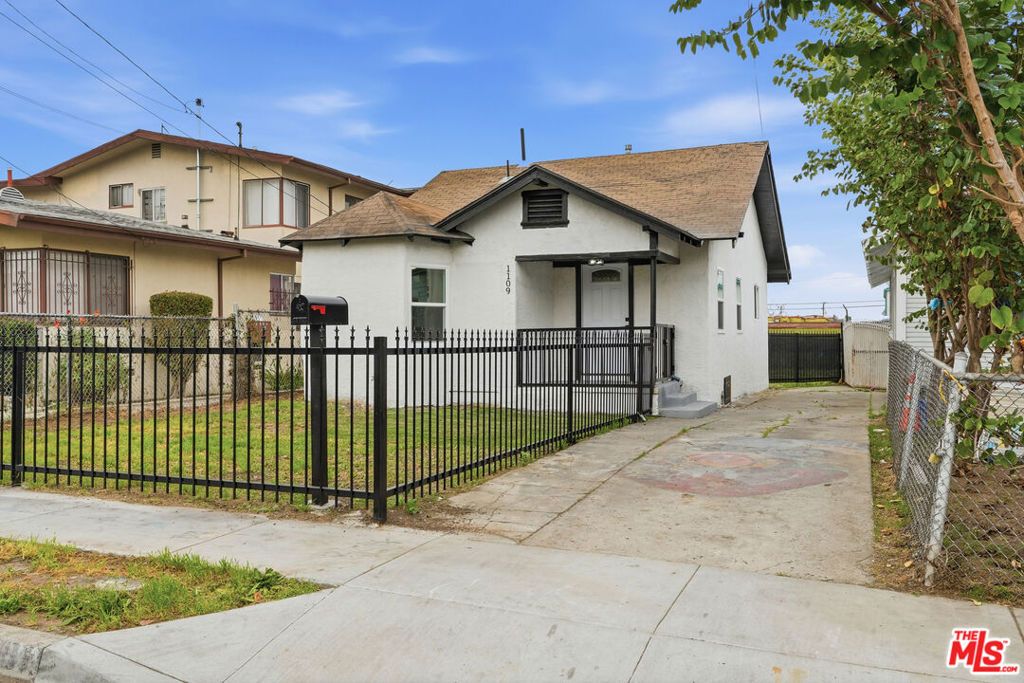 Photo of 1109 W 110th Street, Los Angeles, CA 90044 (MLS # 26640579)