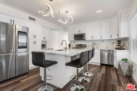 Photo of 5542 Harold Way, Los Angeles, CA 90028 (MLS # 25628515)