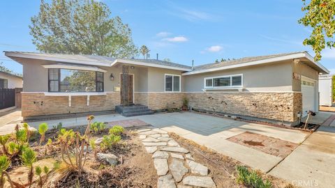 Photo of 10139 Hillview Ave, Chatsworth, CA 91311 (MLS # SR26095559)