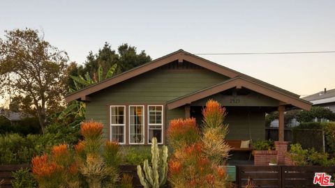 Photo of 2425 W 30th Street, Los Angeles, CA 90018 (MLS # 25609633) Photo of 2425 W 30th Street, Los Angeles, CA 90018 (MLS # 25609633)
